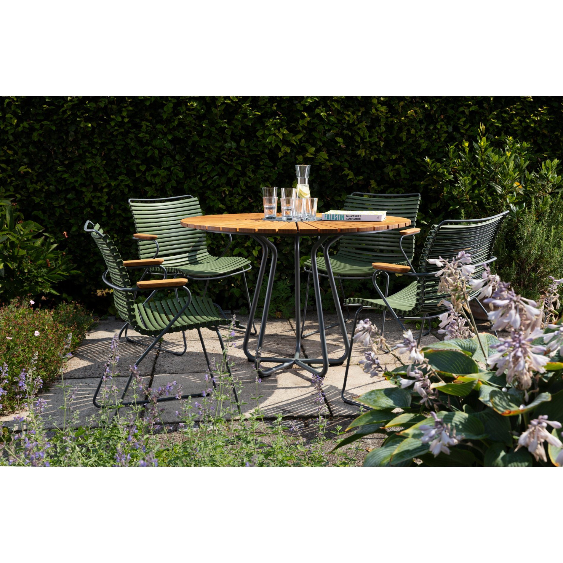 Houe Tisch "Circle" Ø 110 cm mit Gartenstühlen "Click" olivgrün