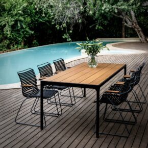 Houe "Click" Gartenstuhl mit Armlehnen, Kunststoff-Lamellen schwarz mit "Four" Gartentisch, Gestell Aluminium schwarz, Tischplatte Bambus