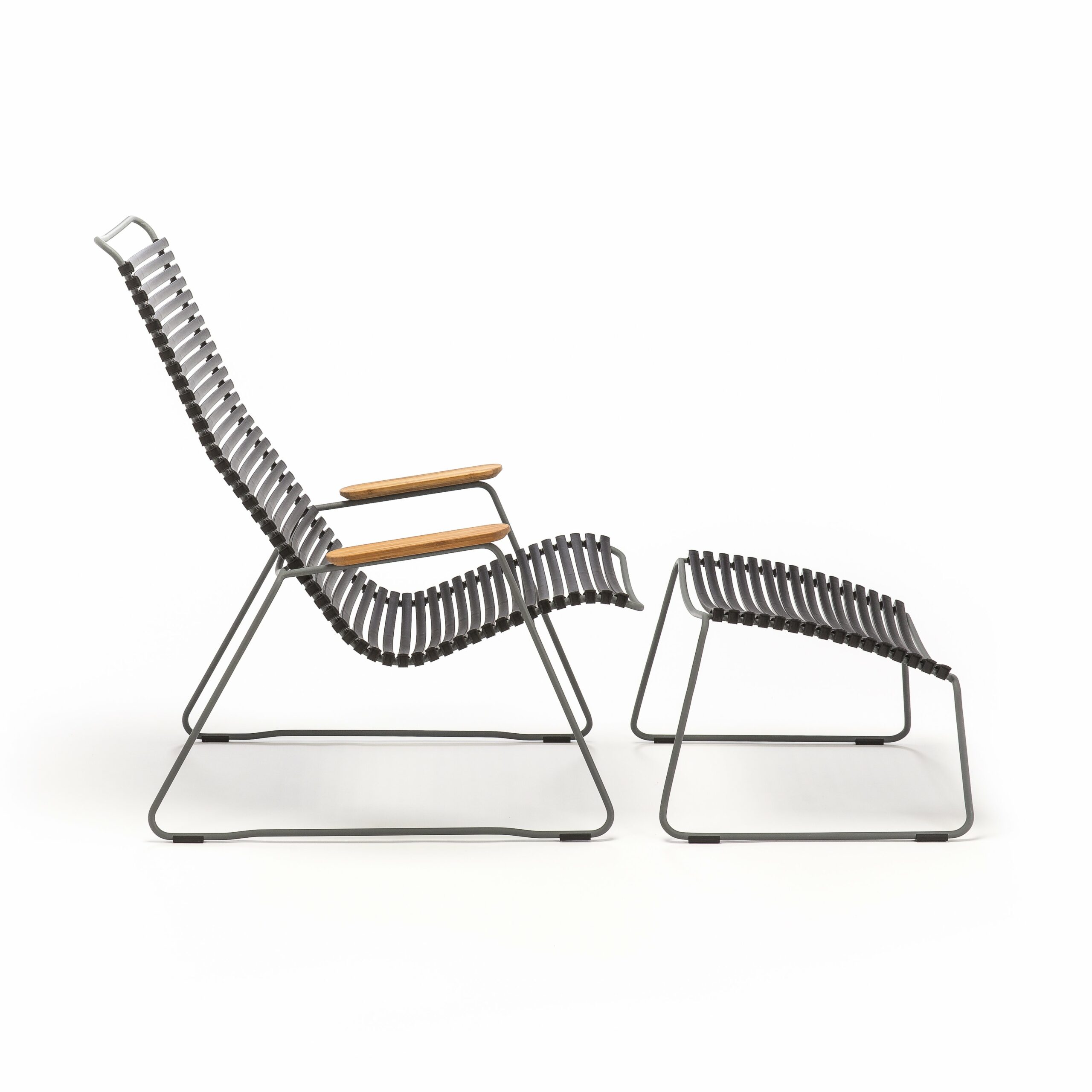 Houe "Click" Loungesessel mit Hocker, Stahlgestell grau, Kunststoff-Lamellen schwarz
