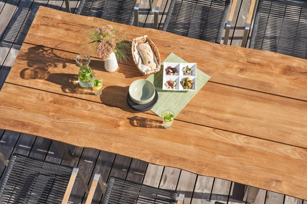 Nahaufnahme einer Tischplatte aus Teakholz mit Baumkante