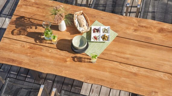 Nahaufnahme einer Tischplatte aus Teakholz mit Baumkante