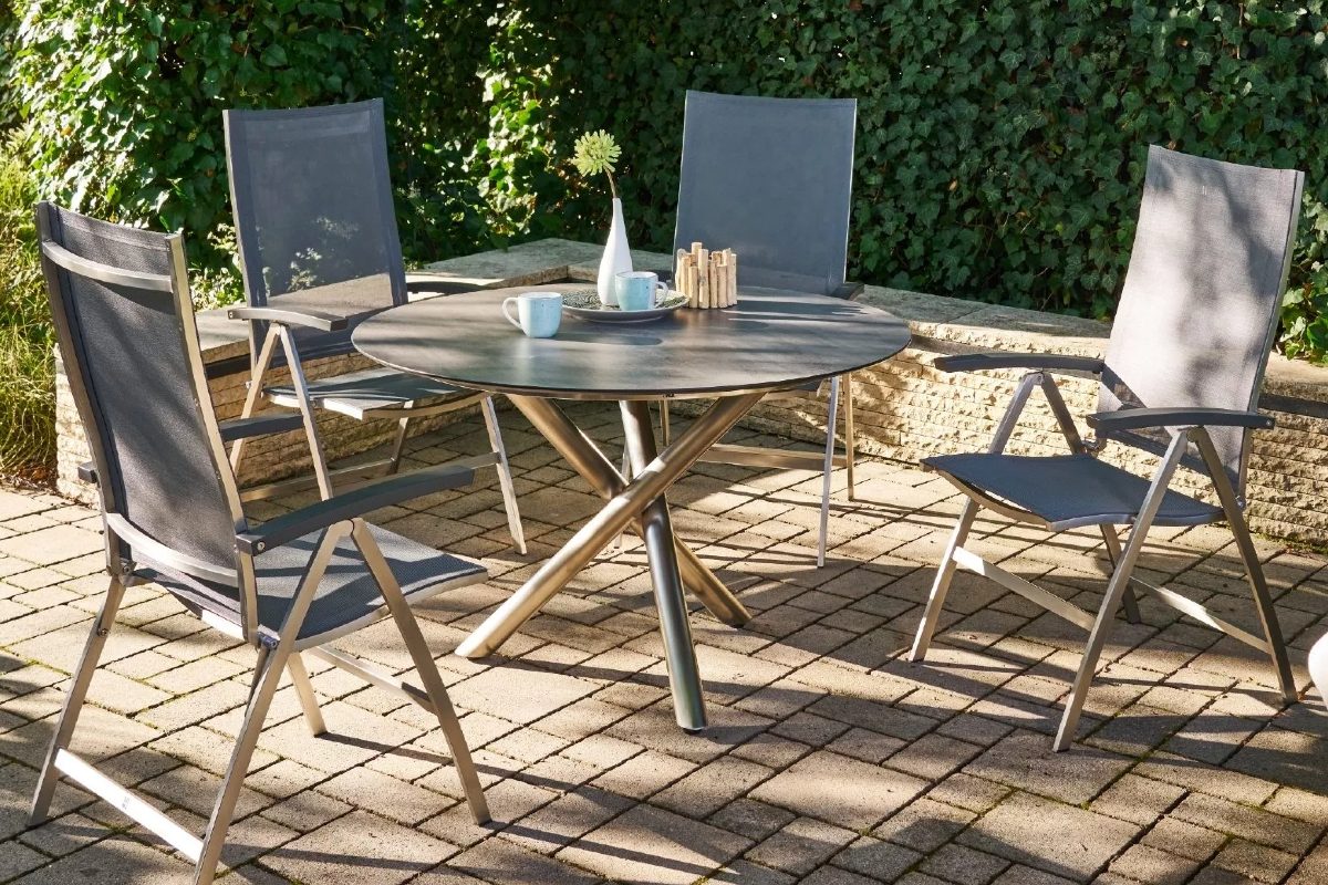 CASA DOMA Gartentisch Perano, Gestell Edelstahl gebürstet, Tischplatte HPL, hier mit Klappsessel "Mineo", Sitzfläche Sunproof® Sling schwarz/silber, Armlehnen Aluminium