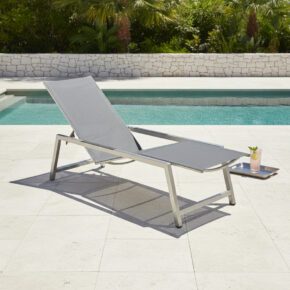 CASA DOMA "Mineo" Move Sonnenliege, Edelstahl gebürstet, Sunproof® Sling schwarz/silber, Armlehnen Alu anthrazit (Bild KI-generiert)