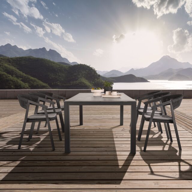 Liadomo Set mit "Lenzi" Stapelstuhl, Aluminium anthrazit, Rope anthrazit, Sitzkissen hellgrau und "Scalea" Tisch, Aluminium anthrazit, Keramikplatte in Granitoptik, 210×100 cm (Bild KI-generiert)