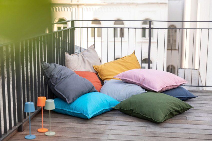 Bunte Dekokissen auf einem Balkon