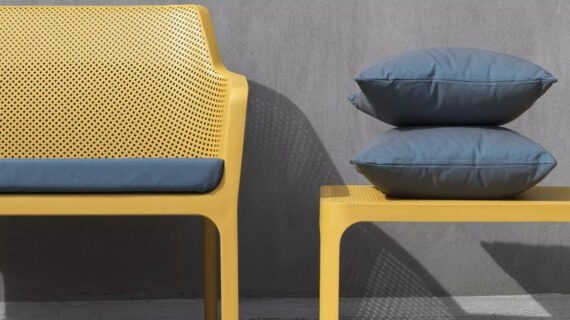 Loungebank und Tisch aus senfgelbem Kunststoff von NARDI
