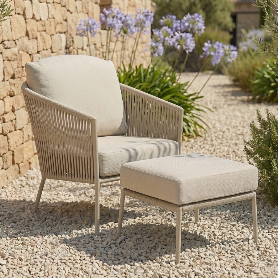 CASA DOMA Loungesessel und Hocker Falcone vor rustikaler Steinwand und blauen Blumen (Bild KI-generiert)